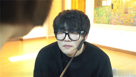 短发女主调教眼镜男舔脚鞭打 H-200519-3