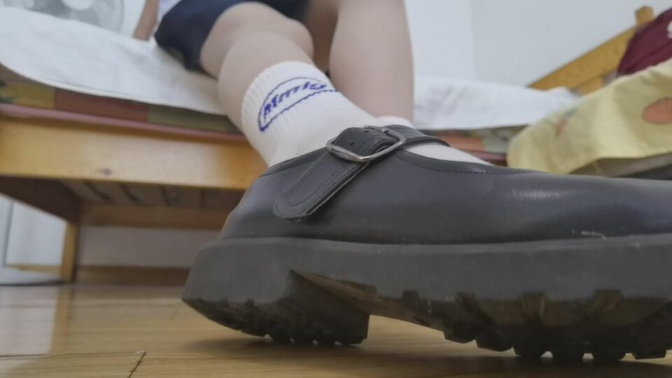 娇娇女巨人踩死