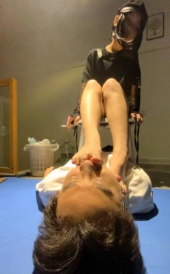 新开发精神小妹辱骂俏皮凌辱【萝莉酱】真实校园太妹跳踩舔脚语言羞辱 YC-220820-4