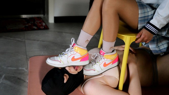 【芊芊】JK配AJ 臭袜插嘴脚耳光