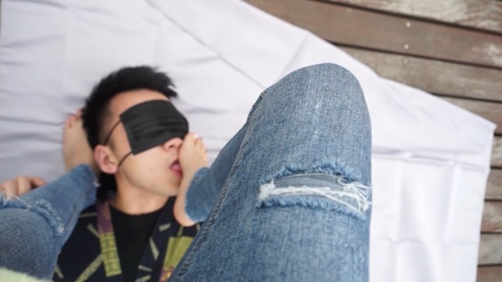 【黑丝诱惑】姣姣室外公园首次被舔脚 YC-221123