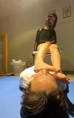 新开发精神小妹辱骂俏皮凌辱【萝莉酱】真实校园太妹跳踩舔脚语言羞辱 YC-220820-4