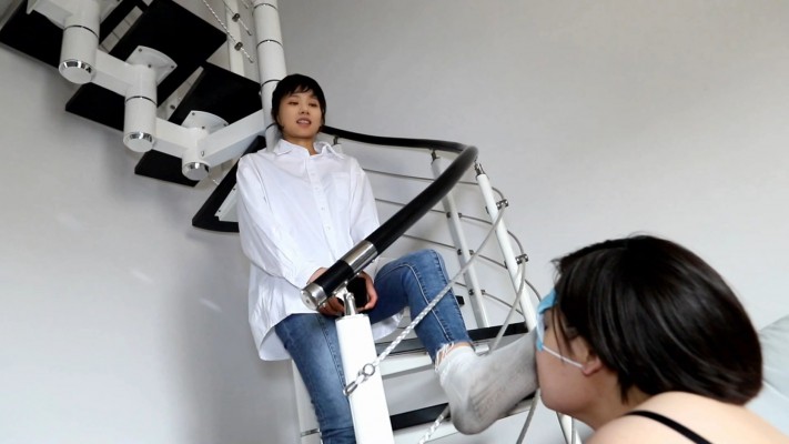 【惑心】贱母狗跪舔极臭脏袜子