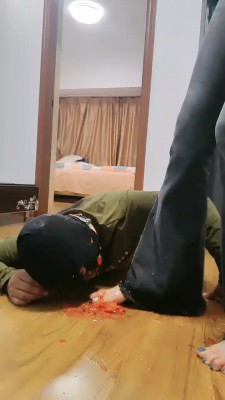 【美学】裸足踩踏小番茄喂食 bf22841