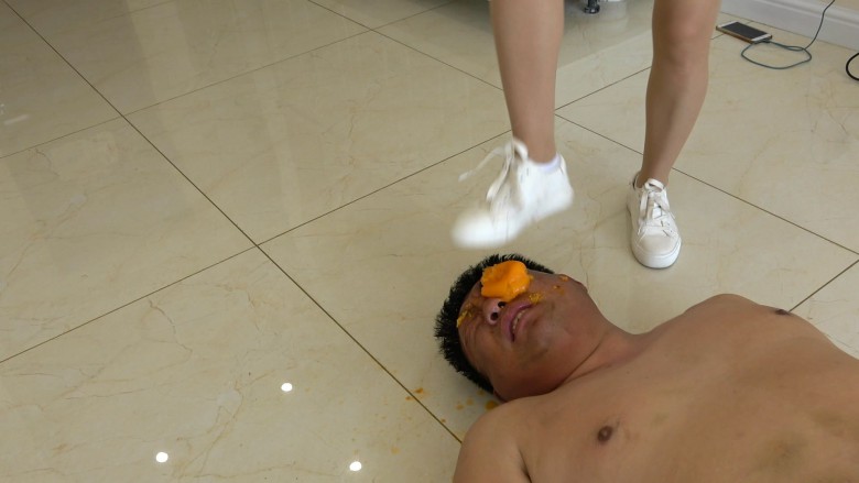 超脏小白鞋，白棉袜羞辱猪头