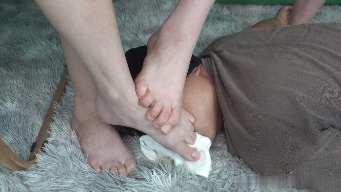 【南国原创】晓琴和闺蜜苏苏无情踩踏同学，美脚臭袜子玩弄,玩的很嗨！YC-220608-3