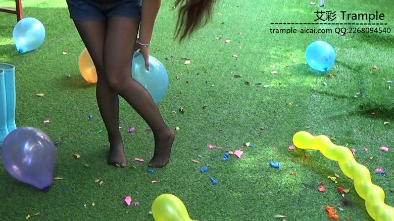 黑丝运动鞋雨靴踩气球