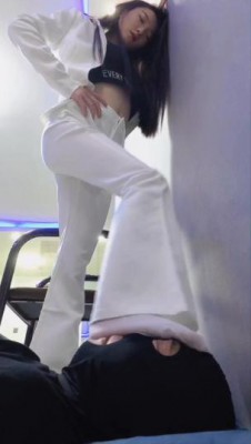 初柒臭丝脚女教师白丝高跟踩踏学生闻舔脚-女教师仿岛国剧情职业装调教 YC-220710-3