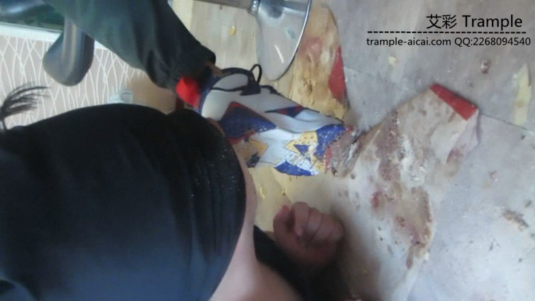 篮球长腿美女aj脏篮球鞋踩踏喂食语言羞辱