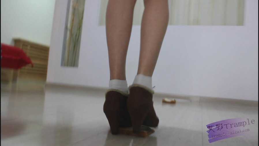 脏鞋原味袜子踩面包喂食,第一视角羞辱,控制
