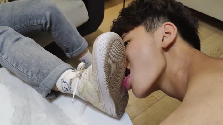 【酱酱s】18岁弟弟舔超脏鞋底闻袜子，鞋底喂水 YC-220903-3