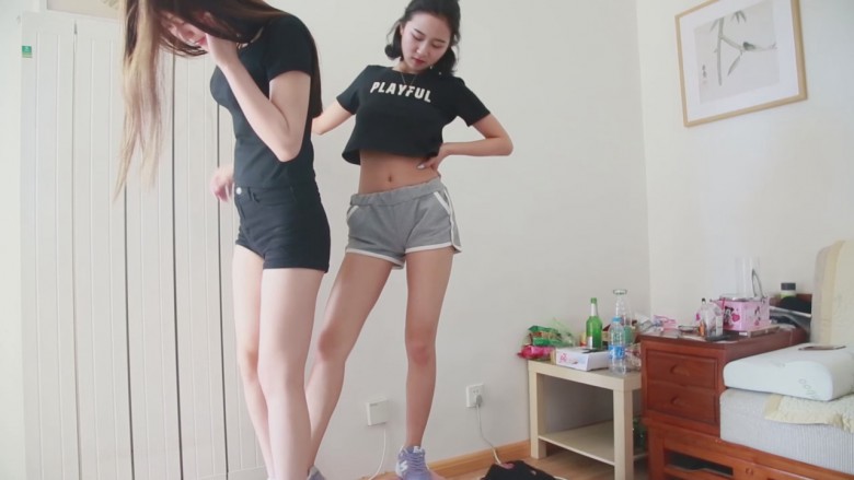 艾丝vivi-运动装白袜运动鞋爆虐毯子,跺踩踹脸部,踢裆