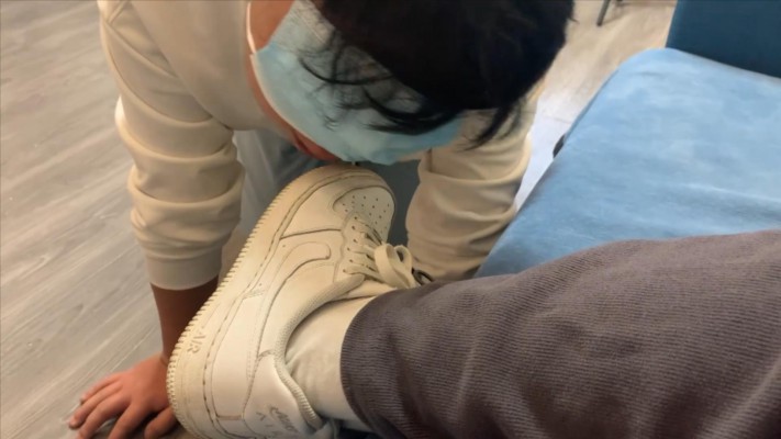 【00后小彤】放假玩哥哥 全体重踩脸 吃脏鞋踩的食物 YC-2212110