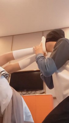 【重庆柠檬s】小白鞋过膝袜揍18岁学生狗 bf10144
