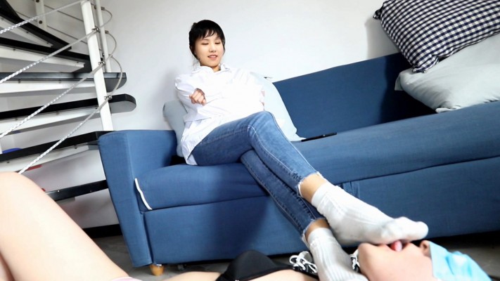 【惑心】贱母狗跪舔极臭脏袜子