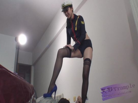 长腿女杀手黑道三兄弟(上)–脚踩脖子吐血