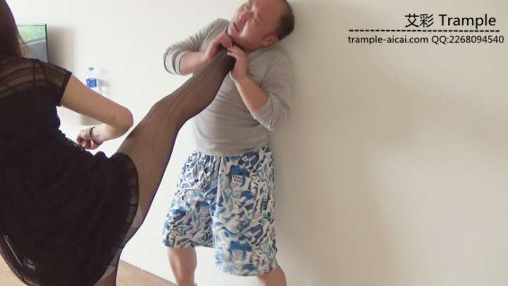 好色房东偷吻女租客内衣遭虐打