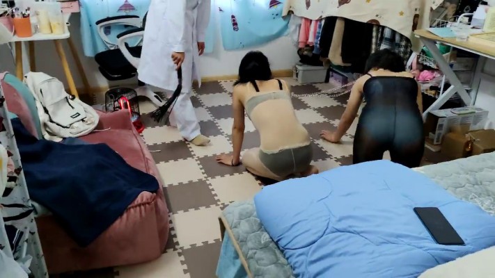 【00后蕬小乃】踩踏 鞭打 闻脚 挠痒痒 YC-220310-6