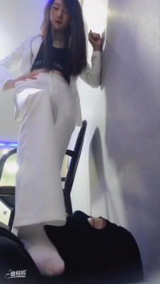 初柒臭丝脚女教师白丝高跟踩踏学生闻舔脚-女教师仿岛国剧情职业装调教 YC-220710-3