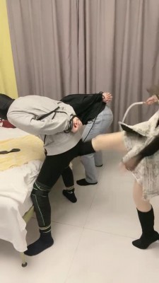 【晴儿】姐妹花玩弄哥俩狗-踢裆/舔靴/骑马 bf22080