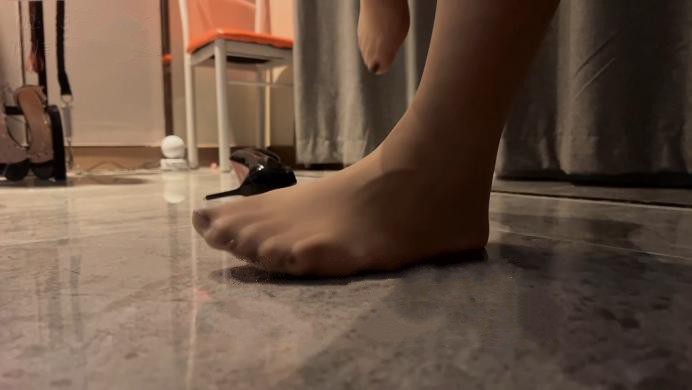 GTS女巨人第一视角羞辱【珂玥S】臭丝袜脚女巨人踩踏POV全程语言羞辱 YC-220623