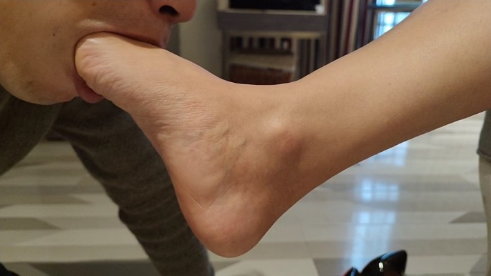 【欣女王】裸足高跟调教 YC-230107-7