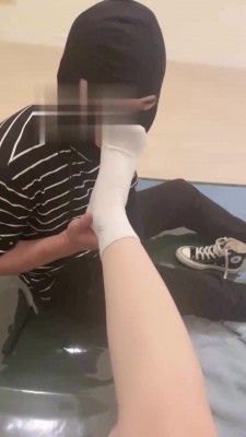 【不期而遇S】餐厅恋足踢档羞辱贱狗