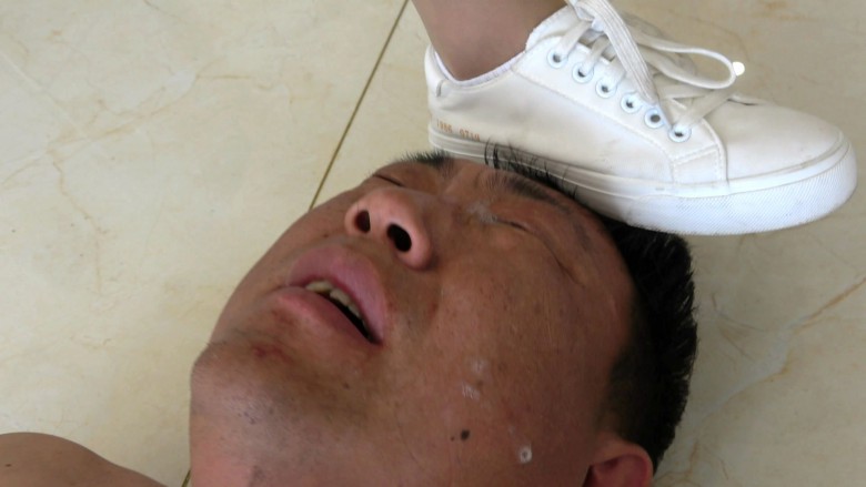 超脏小白鞋，白棉袜羞辱猪头