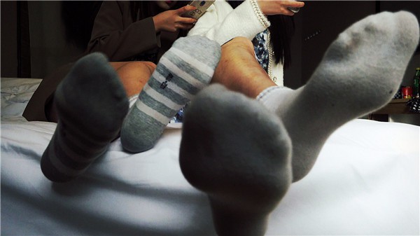 【校园女流氓】POV臭原味谈笑间羞辱除臭脚奴