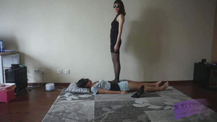 『小妮女女』黑丝高跟M舔鞋,全体重细跟践踏,蹂躏下体。