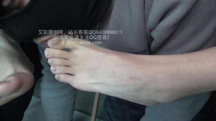 【樱女王】樱女王的两个女同学享受奴隶的舔脚服务，一脸鄙视！YC-230203-2