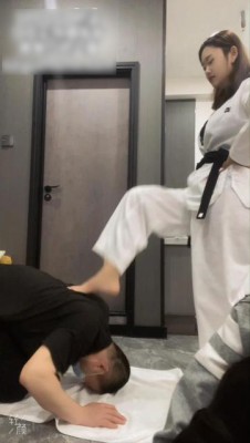 【LAPAPA】初六40码大脚跆拳道疯狂脚耳光强迫贱货舔脚 大脚踹扁贱狗 YC-220804-4