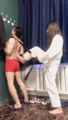 剧情-初柒双s跆拳黑帮女老大带女手下审讯叛徒【LAPAPA】双S踢踹踩裆深喉 YC-220704-3