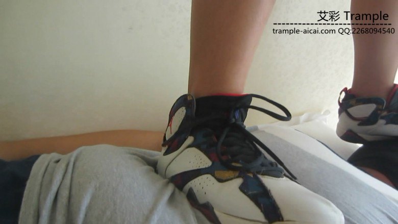 篮球aj7长腿美女脏篮球鞋踩跺