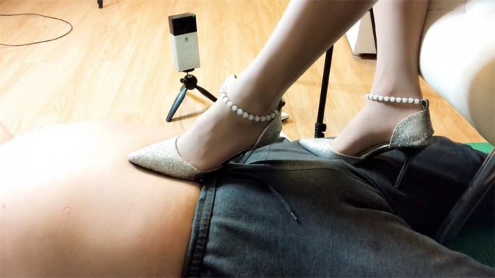 【婧児小主】晓G鞋跟虐踩肚脐搅动 两双高跟玩奴~ 折磨奴隶 YC-220405-8