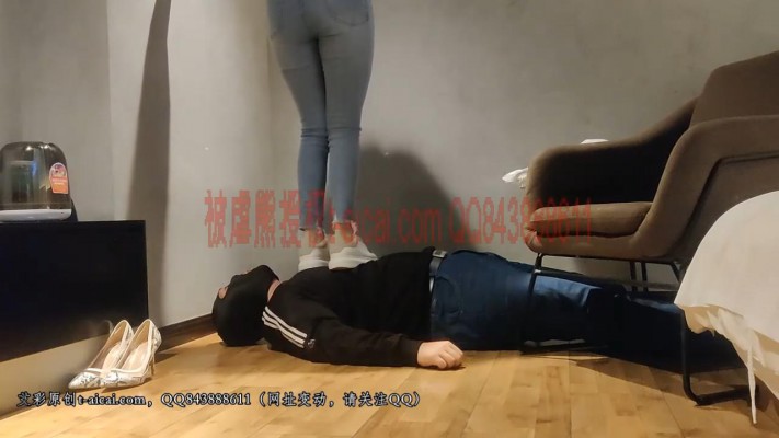 「被虐熊原创」学生女主琳琳裤里丝美脚羞辱被虐熊 YC-230407