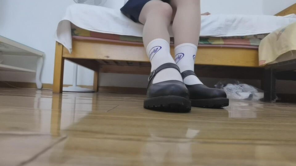 娇娇女巨人踩死