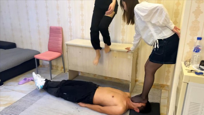 【W.K.T】—双S暴踩脚下贱狗 YC-221122