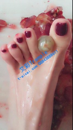 女神筱筱直播秀，踩草莓踩葡萄，丝足裸足踩