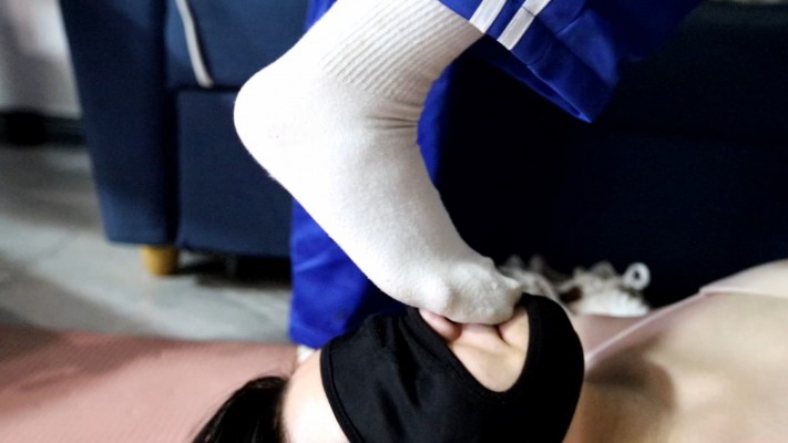 【惑心】女奴给新来的女主闻臭袜舔臭脚