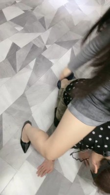 【偏不S】继母跪在女儿脚下做狗 bf19938