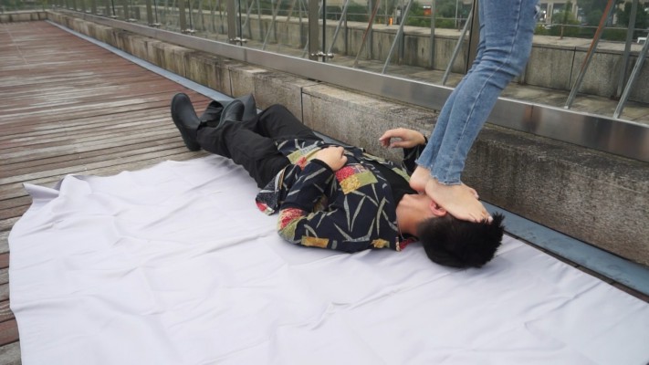 【黑丝诱惑】姣姣室外公园首次被舔脚 YC-221123