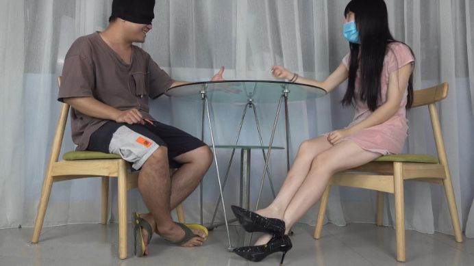 【南国原创】古灵精怪美女S宝儿和同学猜拳，输的要被对方踩在脚下玩弄 YC-220622-2