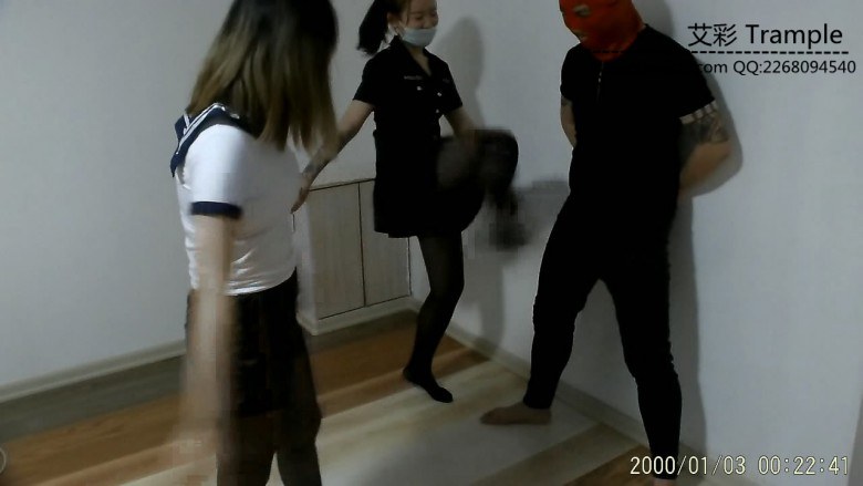 婷婷小徐第一次踹裆