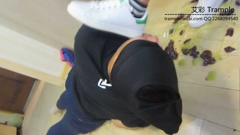 超美女主球衣短裤踩踏喂食语言羞辱