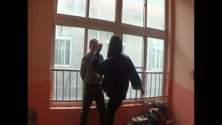 组织女打手吊打逃跑者
