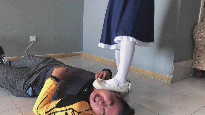 洛丽塔美女踩踏调教 YC-220309-4