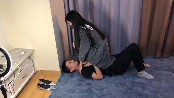 Kitty女王首调の丝足爆踩地毯