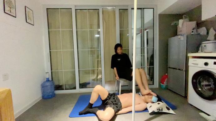 【萝莉酱】足球健将小玉首调 穿了半个多月没洗的脏袜子蹦跳踩踏闻舔臭脚