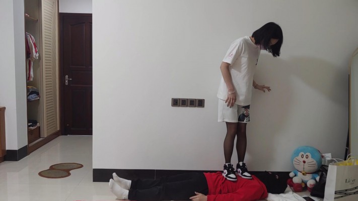 168cm中山少女姿默黑丝AJ全体重踩踏，坐脸，羞辱清理鞋子 YC-220219-6
